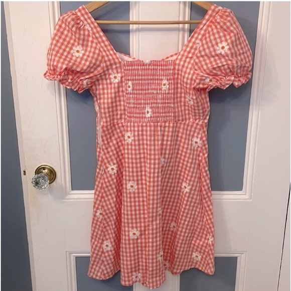 🆕 Altar’d State Gingham Dress with Daisies Embroidered all Over. Smock Back NWT - Picture 3 of 9